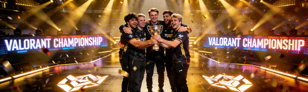 VALORANT冠军赛舞台灯光璀璨，选手正在庆祝胜利